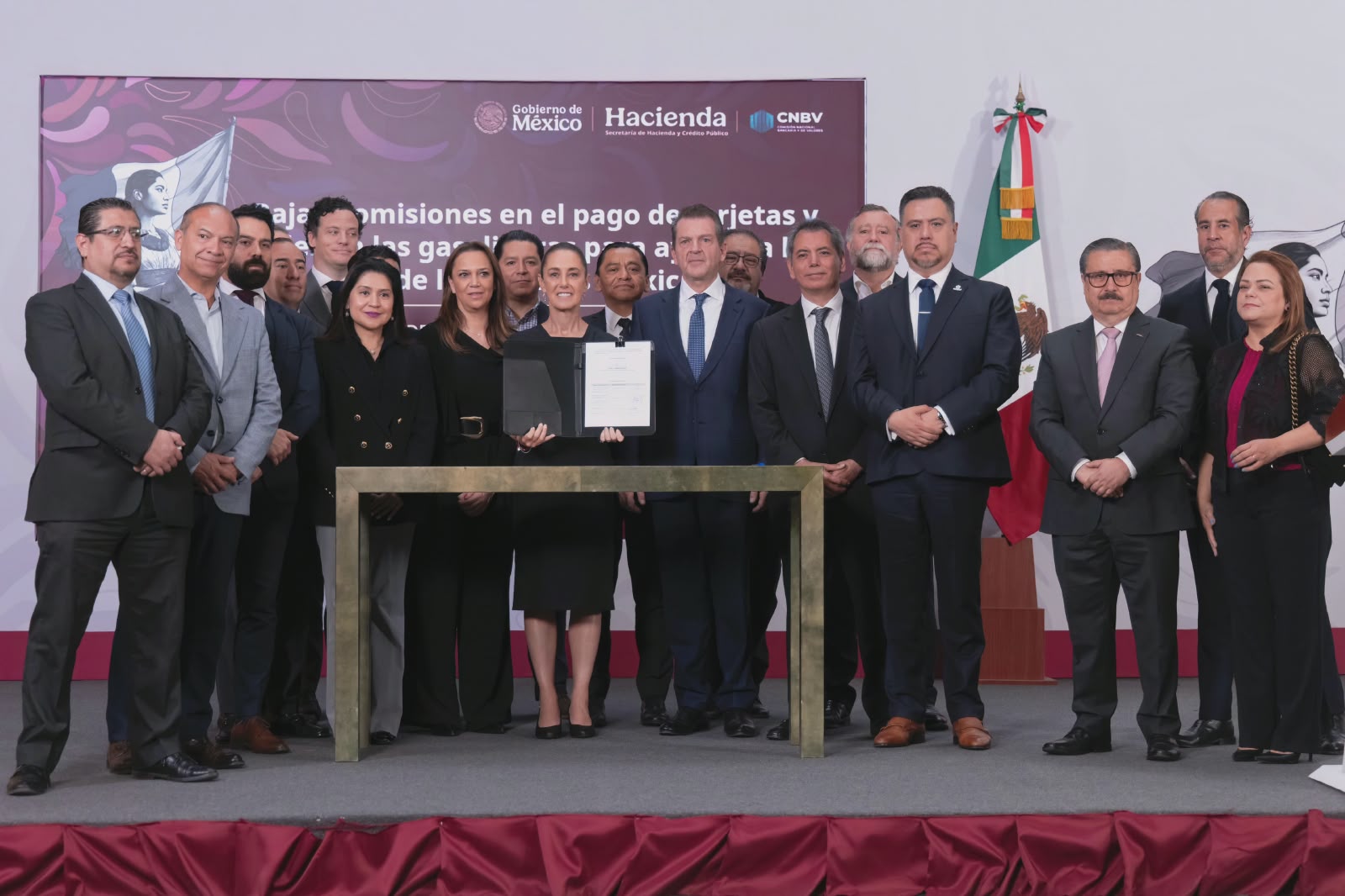 El objetivo es apoyar la economía de las familias mexicanas: Presidenta Claudia Sheinbaum firma acuerdo para reducir comisiones en pagos de gasolina y diésel con tarjetas y vales en gasolineras