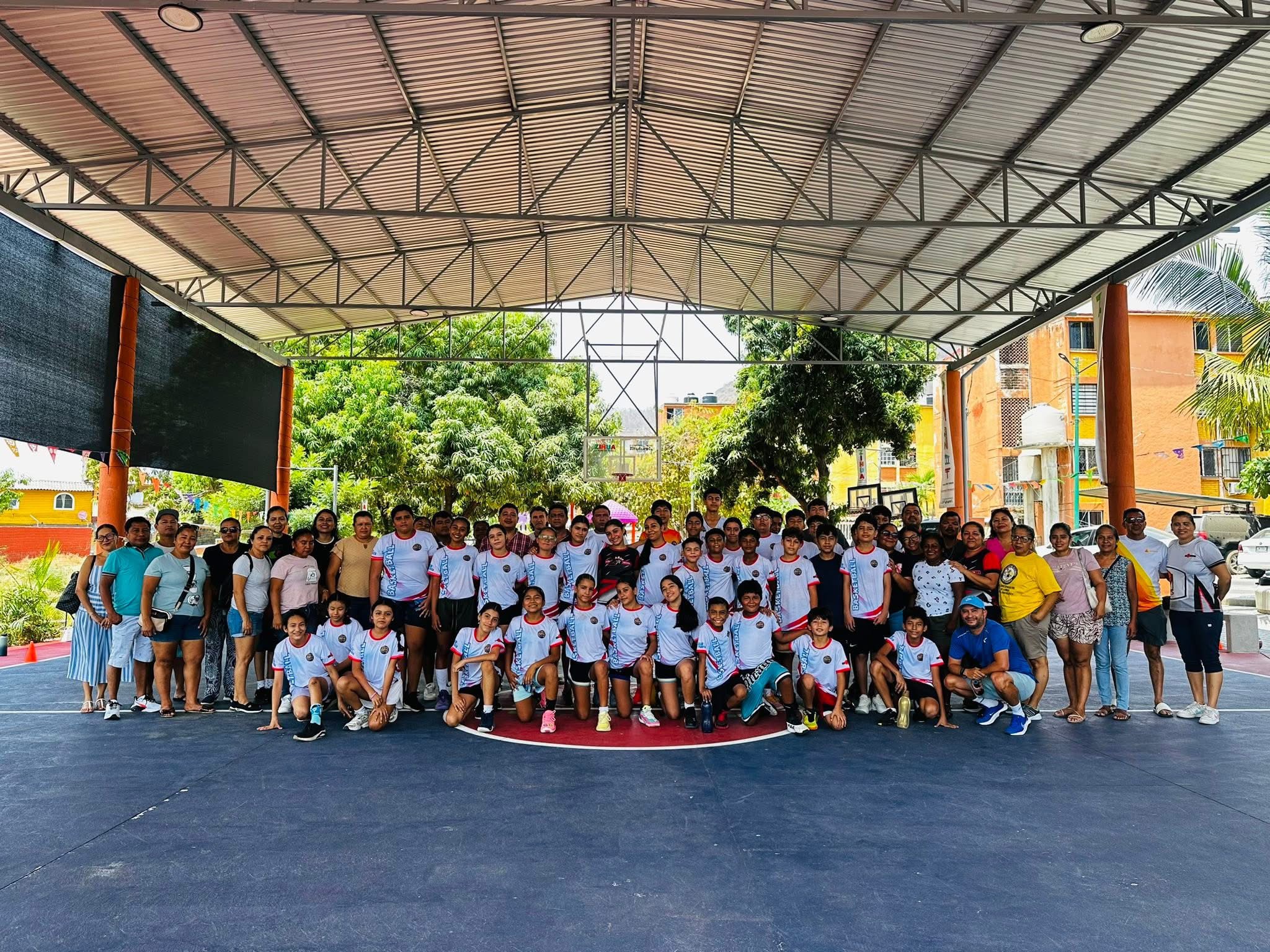 Minicamp “El límite lo pones tú” impulsa a jóvenes basquetbolistas en el Infonavit La Parota