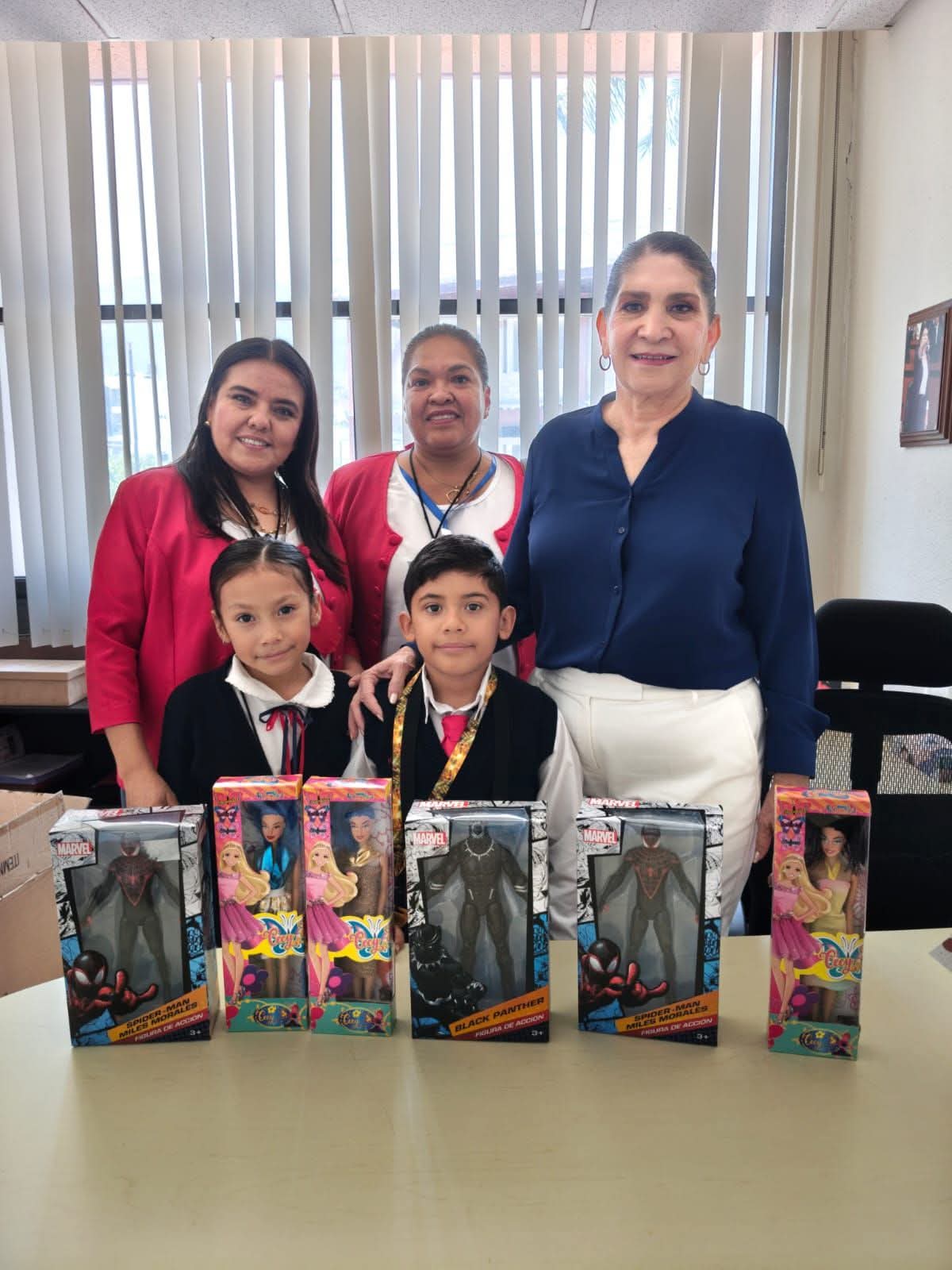 Entrega Guadalupe Eguiluz juguetes a estudiantes de Zumpango del Río por el Día del Niño