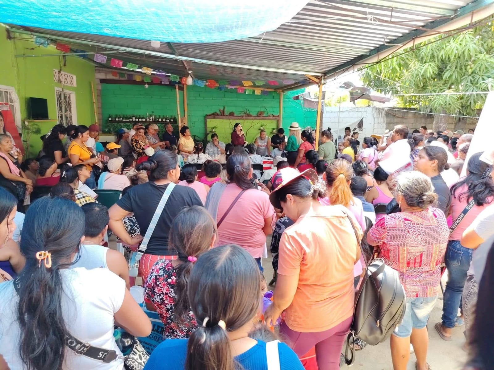 Se reúne Guadalupe Eguiluz en la comunidad de Xaltianguis