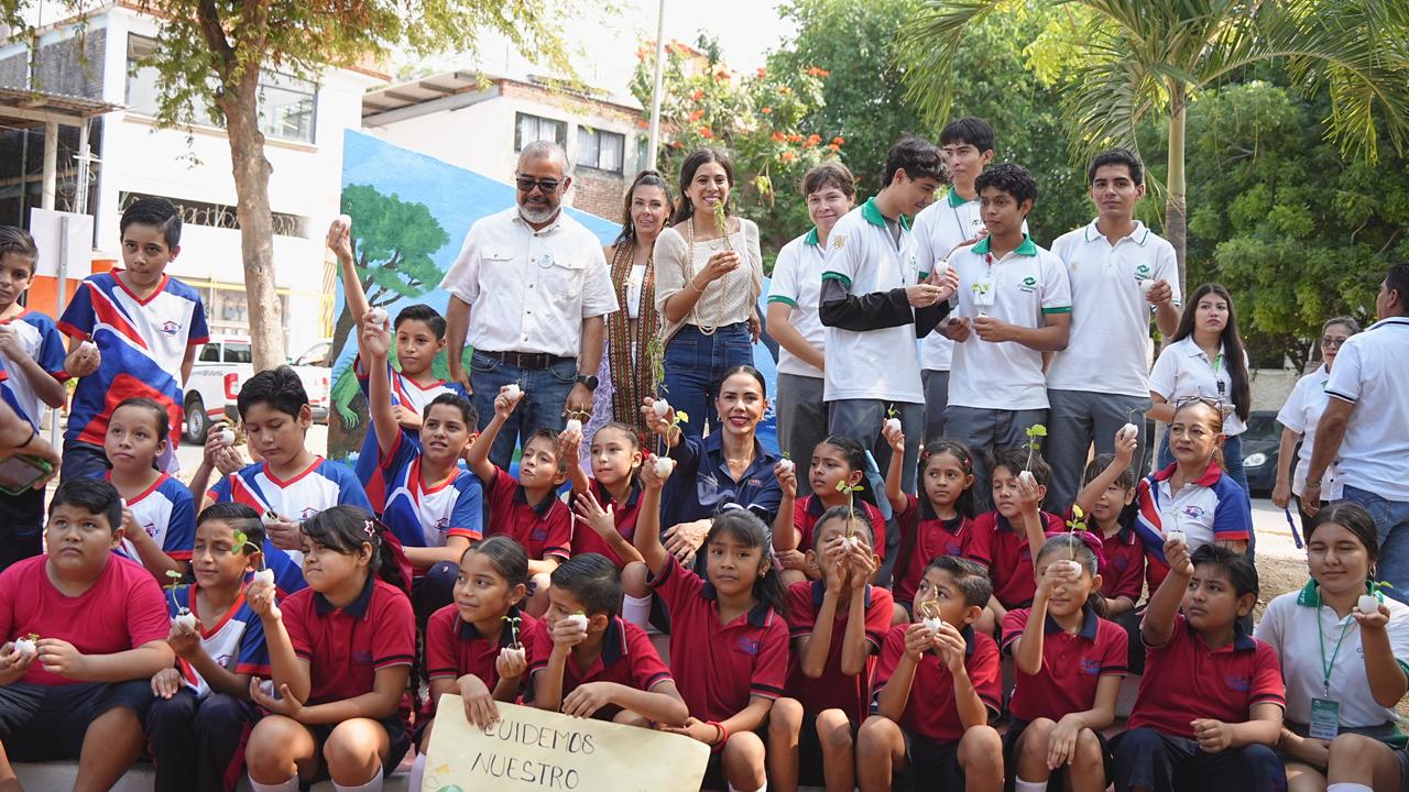 Tras lograr su recuperación, presidenta Lizette Tapia Castro reinaugura la Plaza de la Tierra en Zihuatanejo