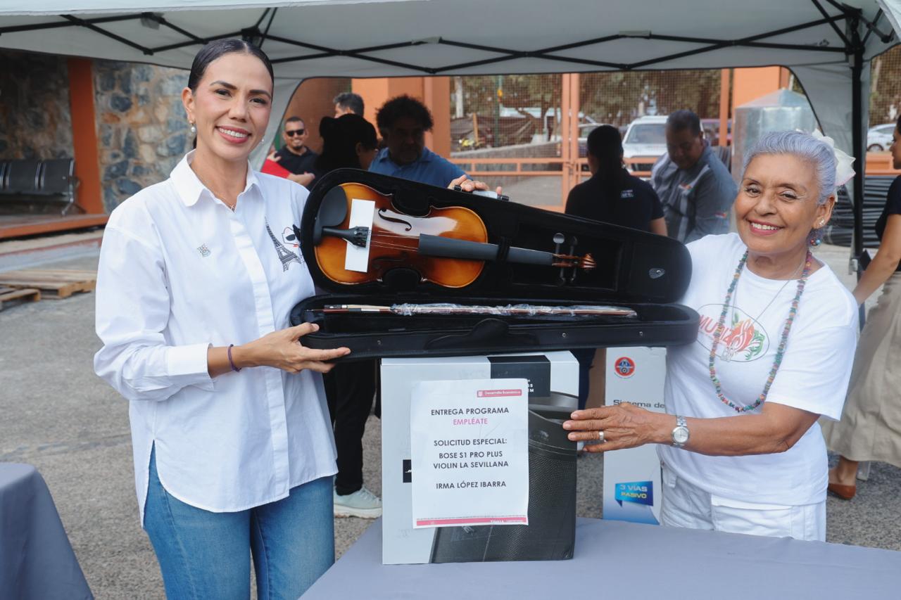 Nueva entrega de equipo a emprendedores dentro del programa “Empléate”.