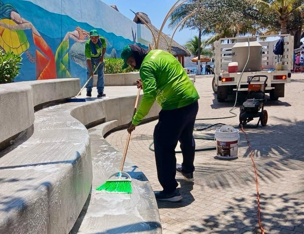 Servicios Públicos cumple con la limpieza de Zihuatanejo en la temporada vacacional