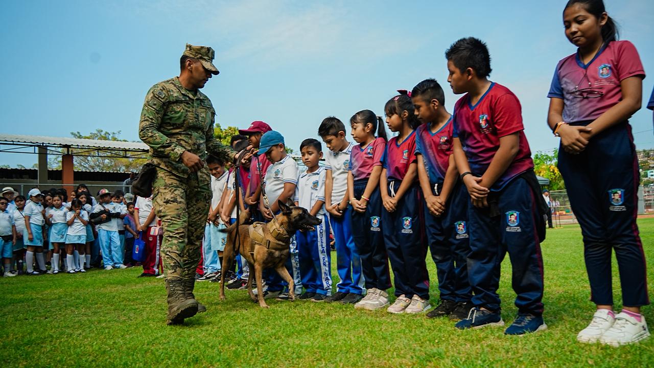 Gobierno de la presidenta Lizette Tapia Castro involucra a más escuelas en el programa Un día con el Policía
