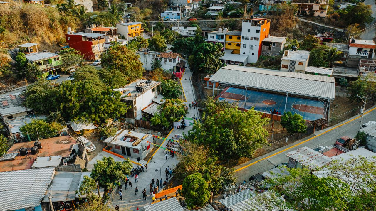 Lomas del Riscal recibe una nueva calle pavimentada