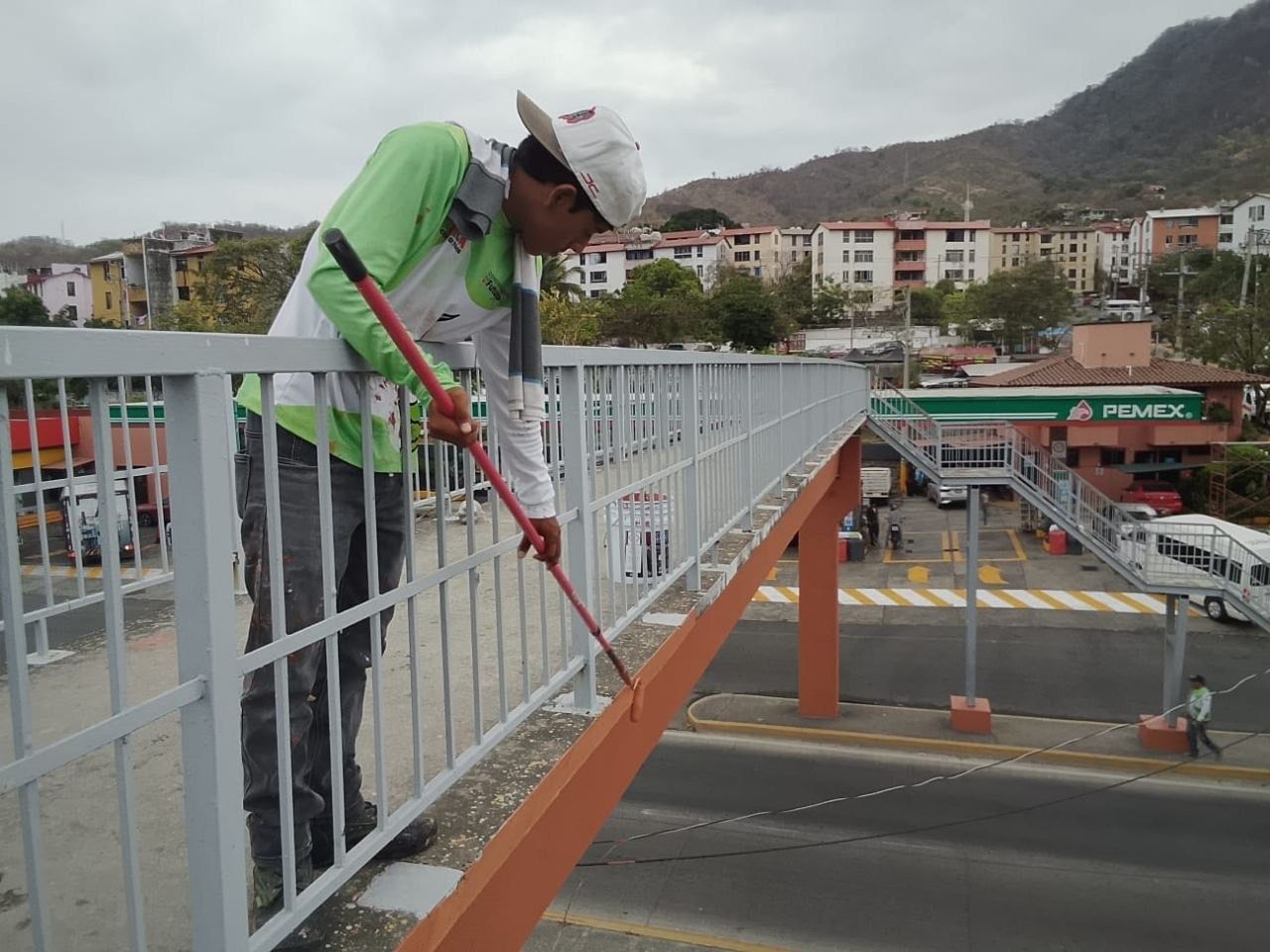Gobierno de Zihuatanejo realiza remozamiento en puente peatonal de Infonavit El Hujal