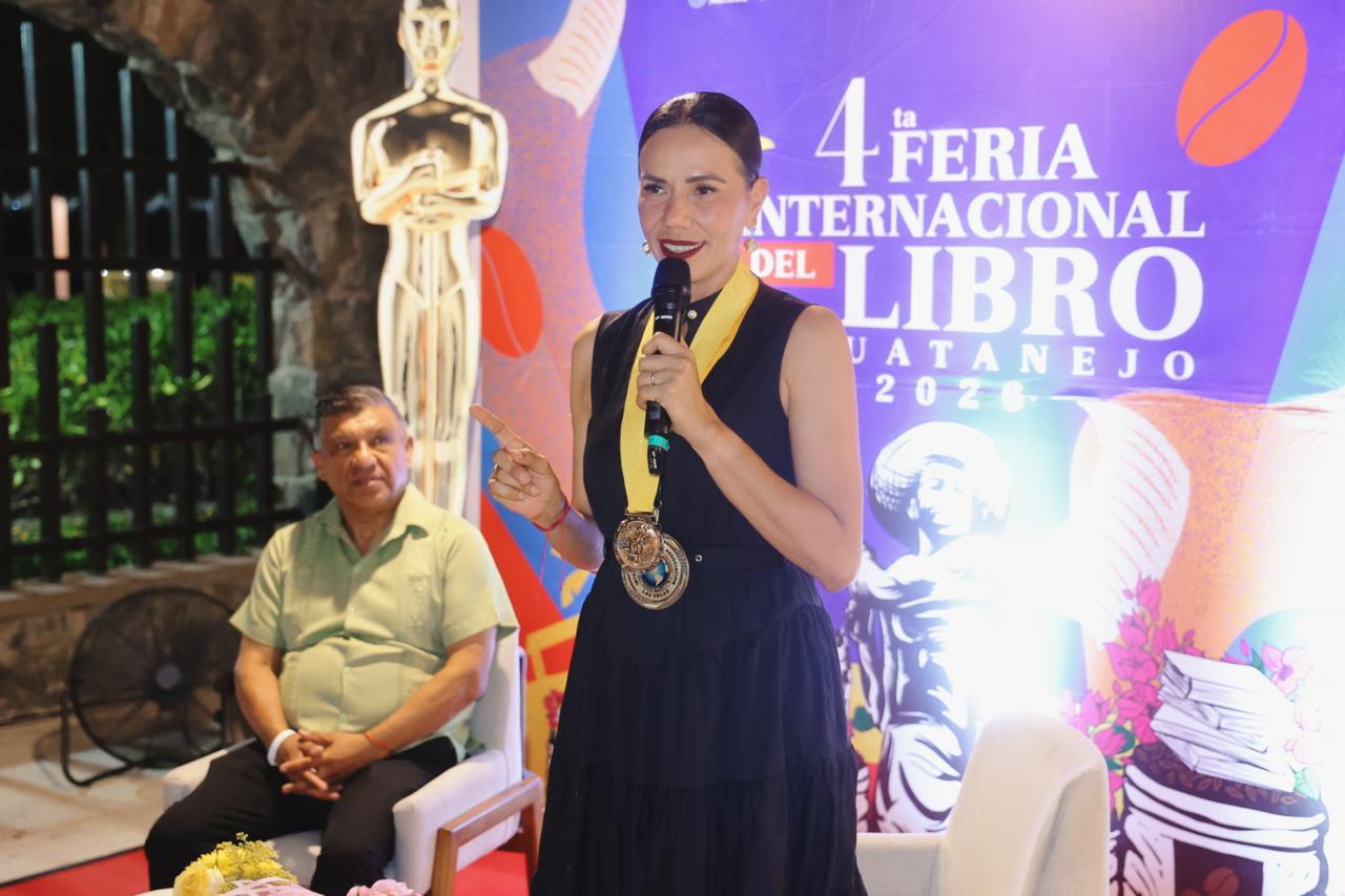 Se entrega el Premio al Máximo Orgullo Hispano – Feria Internacional del Libro Zihuatanejo 2026