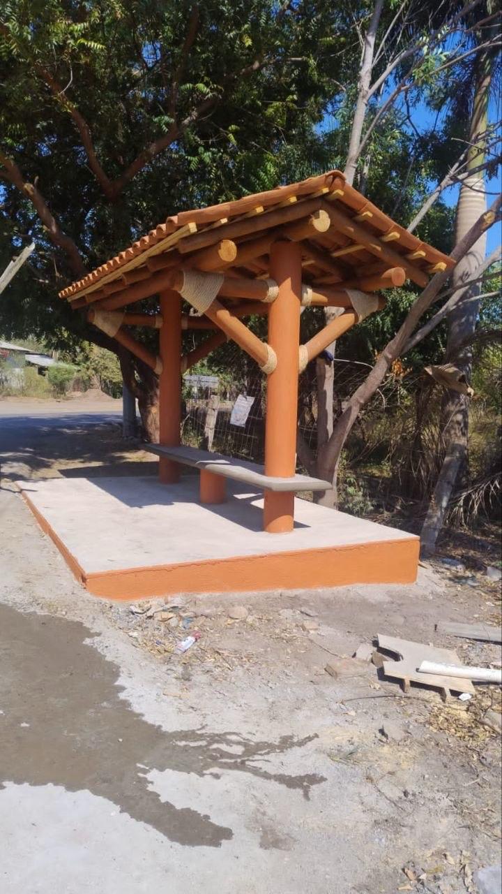 Gobierno de Zihuatanejo instala caseta-paradero en la comunidad de Barrio Nuevo