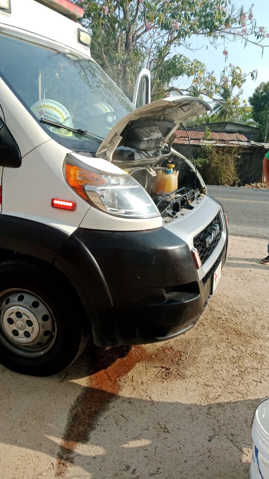 Cruz Roja de Tecpan se queda sin ambulancia por falla mecánica en el motor