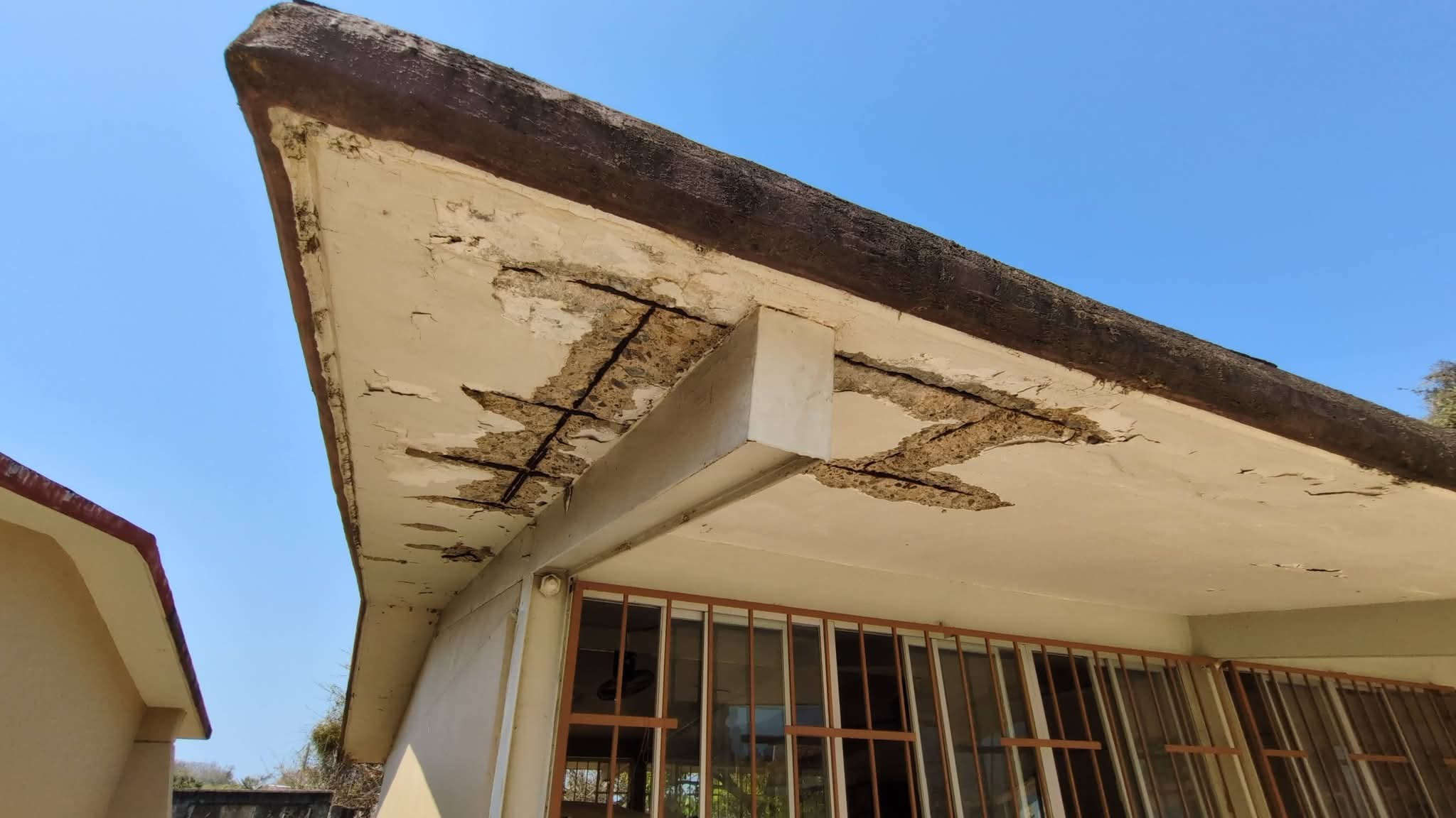 Suspenden clases presenciales en primaria de El Ticui por daños estructurales