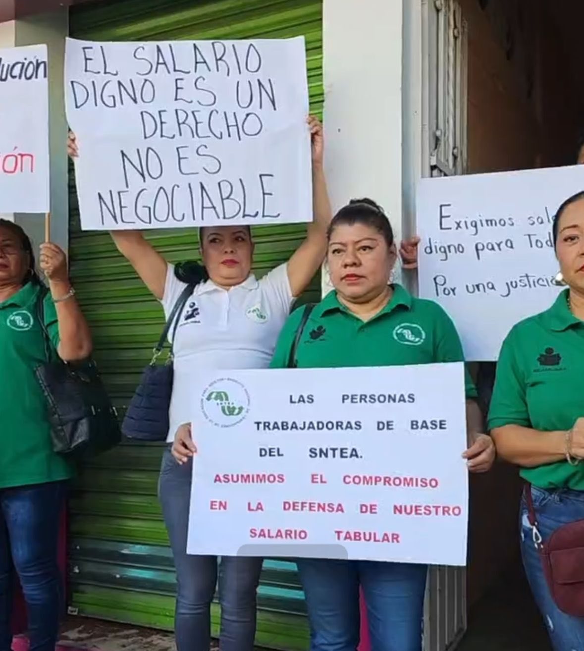 Trabajadores del INEA se manifiestan en Atoyac; advierten posible huelga