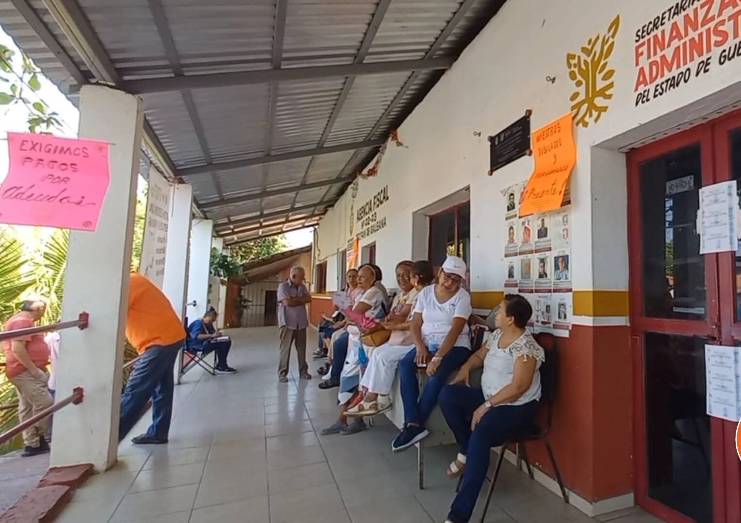 Maestros jubilados toman oficinas de Finanzas en Tecpan para exigir pago de prestaciones