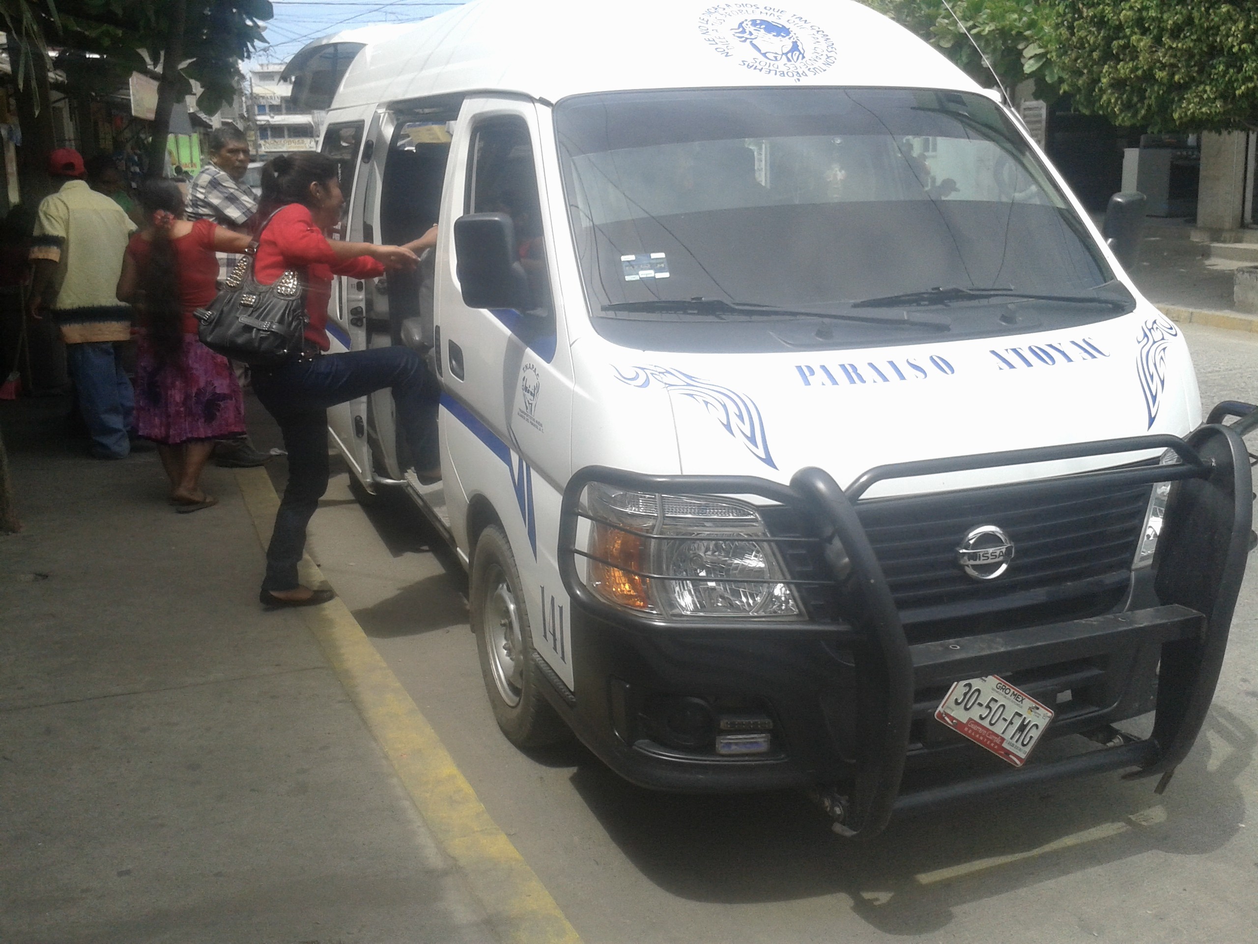 Aumentan tarifas del transporte en Guerrero; usuarios resienten el ajuste