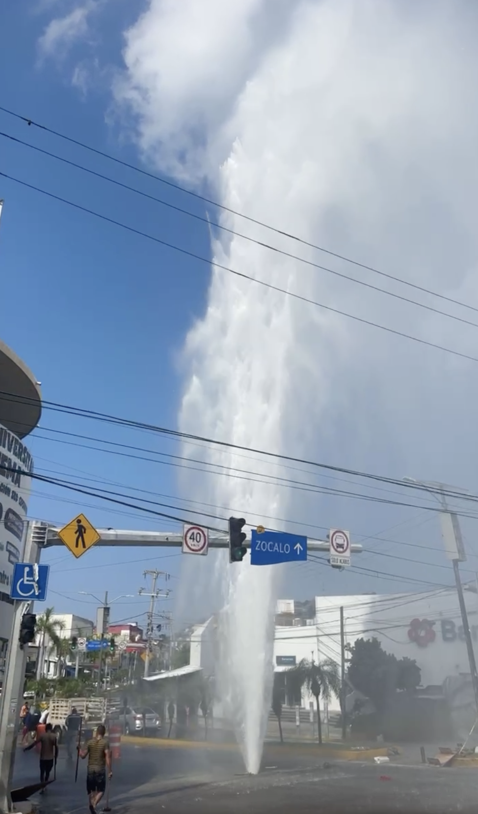 Megafuga en la avenida Cuauhtémoc deja sin agua a colonias de Las Playas en Acapulco