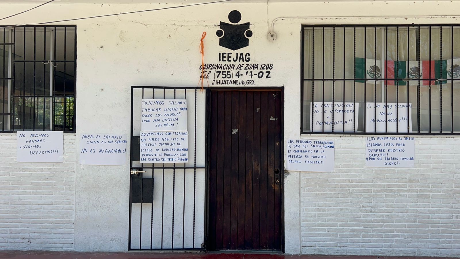 Instituto de Educación para Adultos de Zihuatanejo se suma a protesta estatal