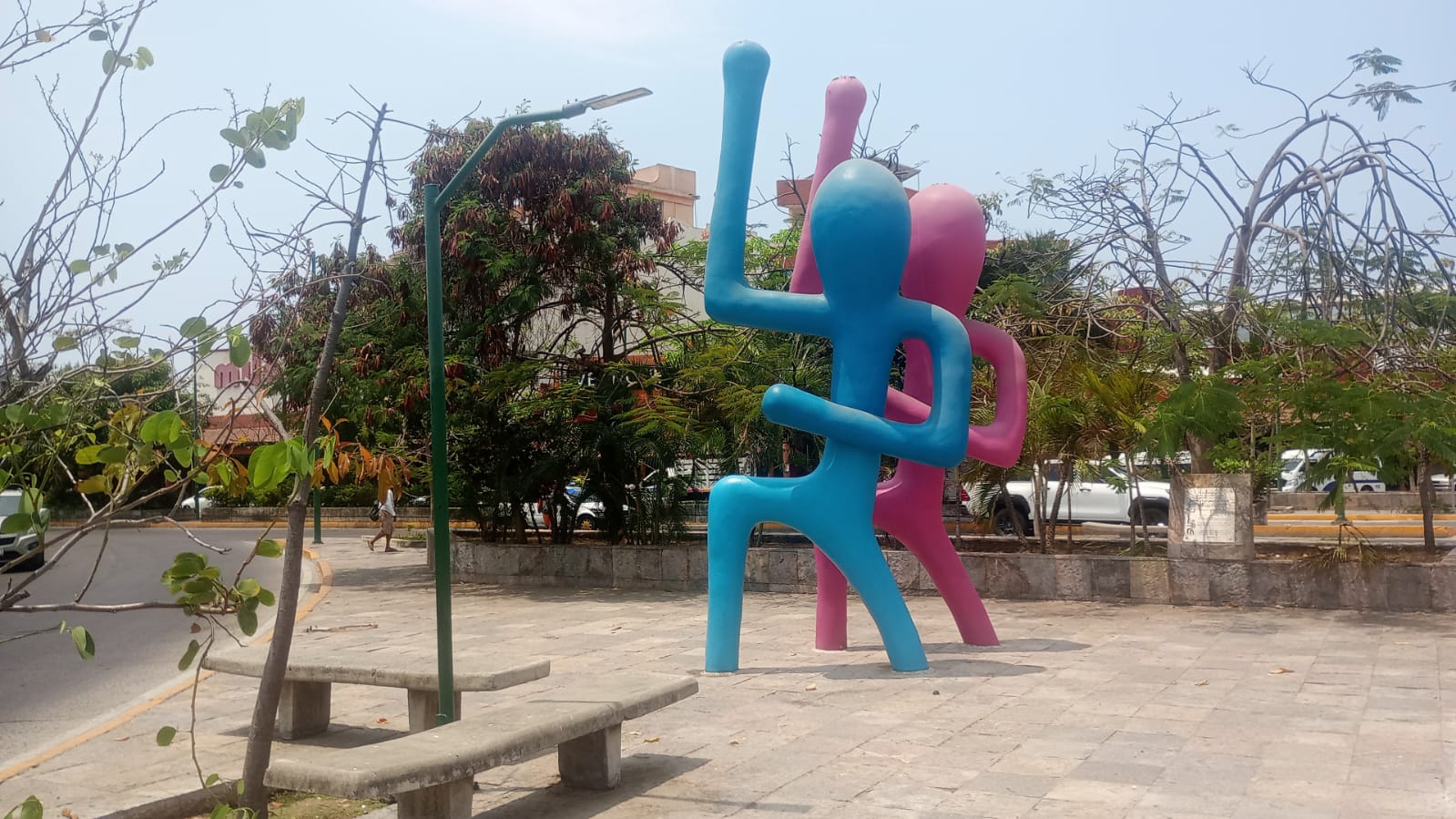 Persisten críticas ciudadanas contra el monumento “Los Bailarines” en Zihuatanejo