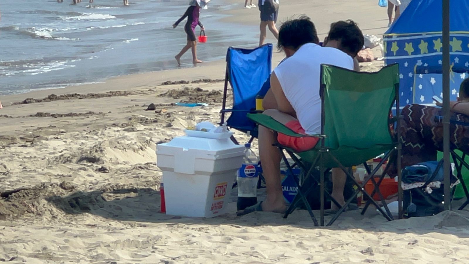 Turistas ingresan hieleras de unicel a playas pese a restricciones