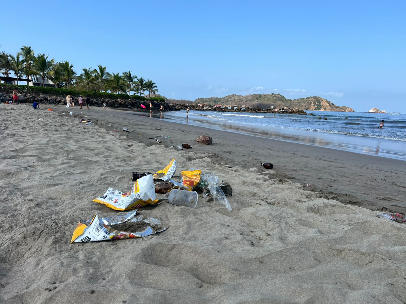 Turistas acumulan basura sobre la arena en Playa Linda