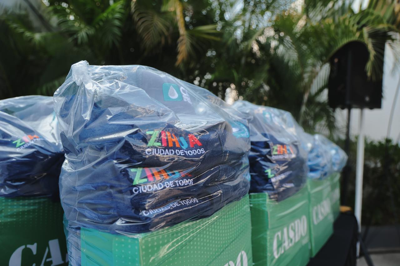 Gobierno de Lizette Tapia Castro dota de uniformes nuevos al personal de todas las áreas de la CAPAZ