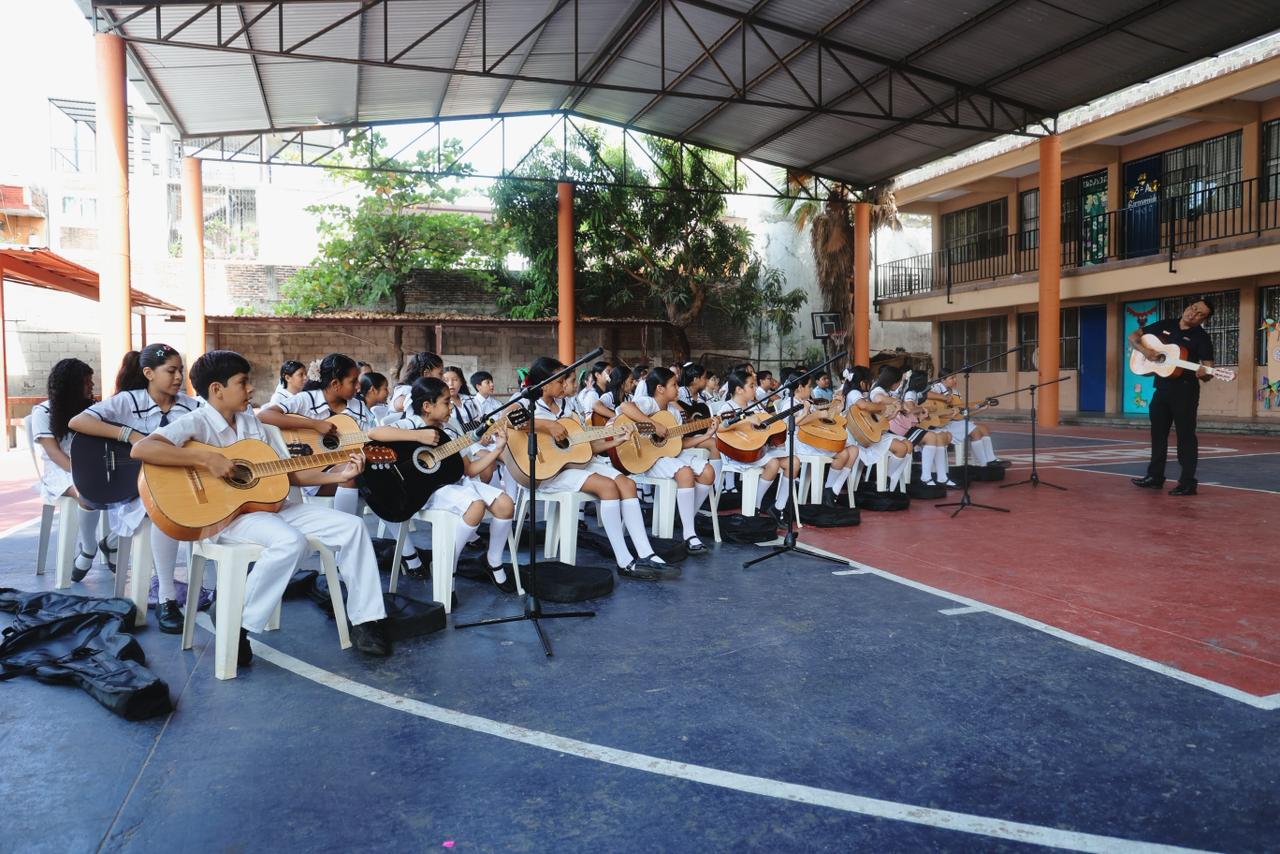 Finaliza curso de guitarra en la Escuela Vicente Guerrero dentro del programa Música en mi Zihua