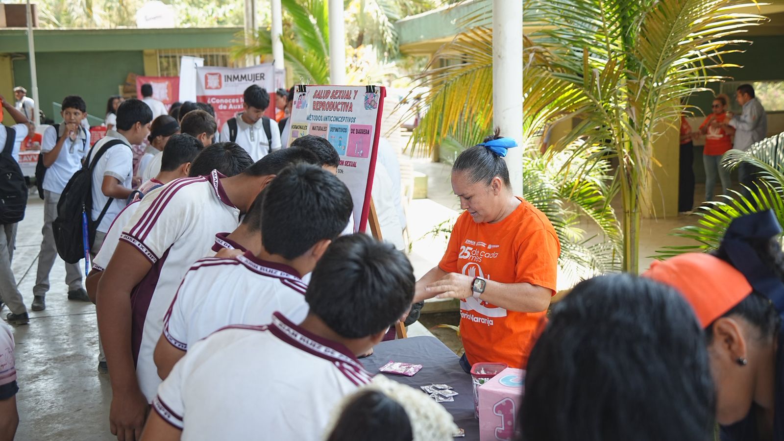 Gobierno de Zihuatanejo realiza Feria Naranja con más de 400 alumnos de secundaria de San José Ixtapa.