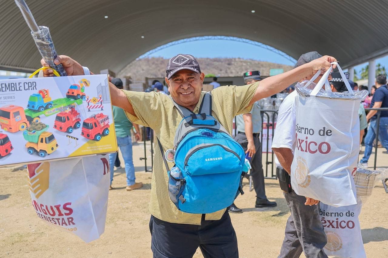 La gobernadora Evelyn Salgado y la subsecretaria de Construcción de Paz, Rocío Bárcena, entregaron apoyos del programa Tianguis del Bienestar en Coyuca de Benítez