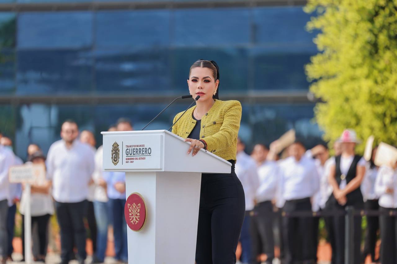 Encabeza Evelyn Salgado izamiento de la Bandera Nacional en Casa del Pueblo; llama a fortalecer el bienestar y la justicia social en Guerrero