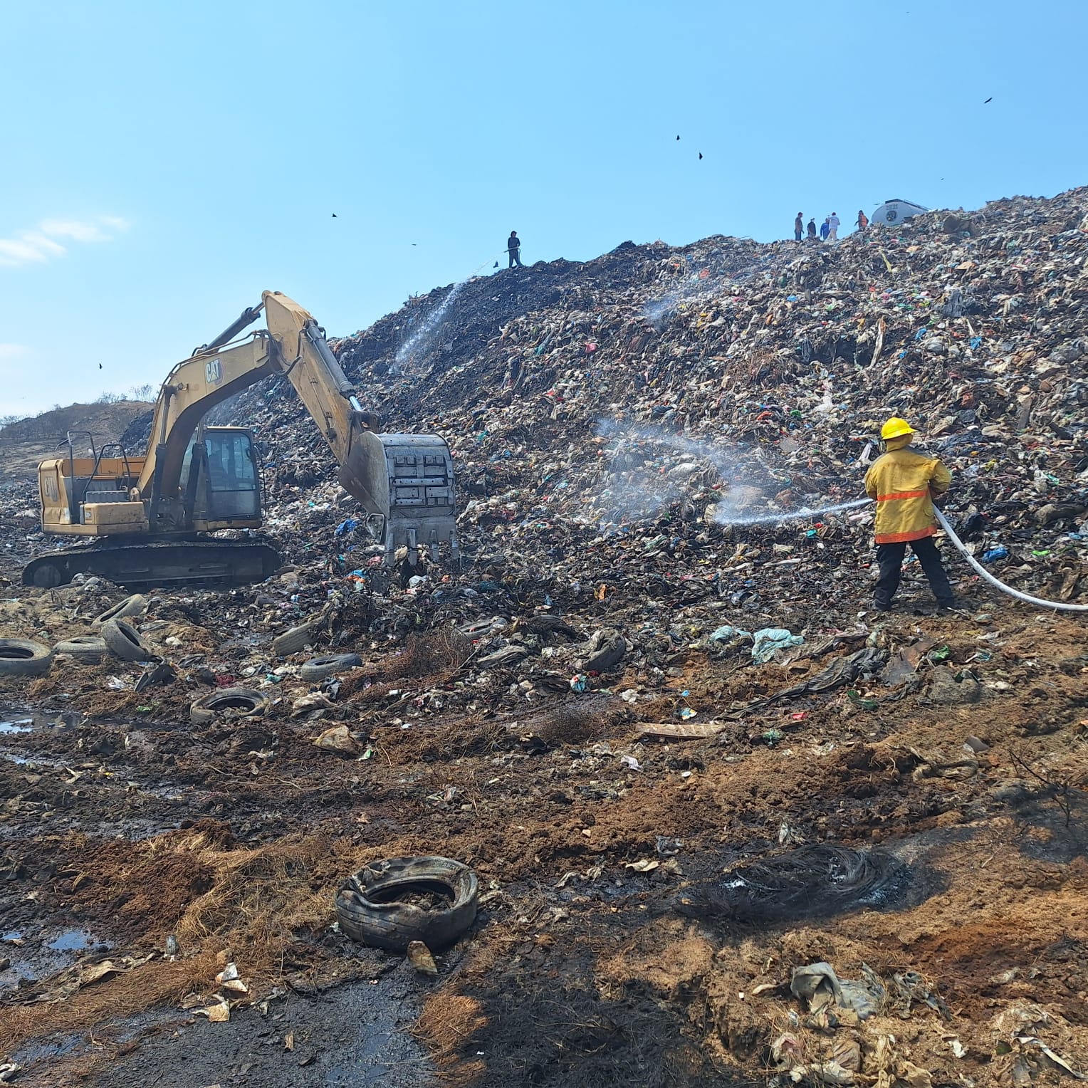 Sofocan incendio en basurero de Paso Texca tras 48 horas de combate intenso: SGIRyPCGRO