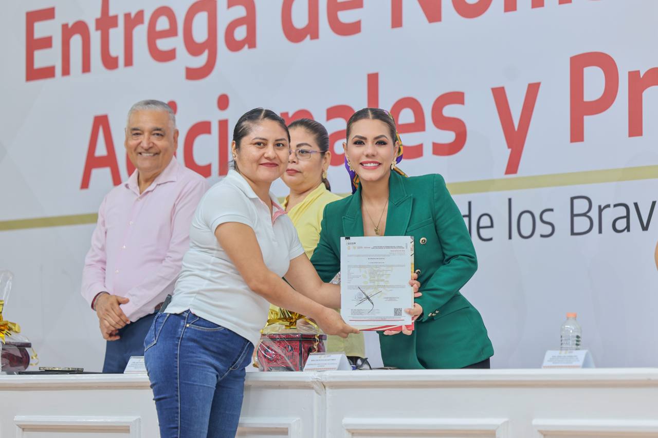 Evelyn Salgado entrega nombramientos a docentes y consolida justicia laboral para el magisterio de Guerrero