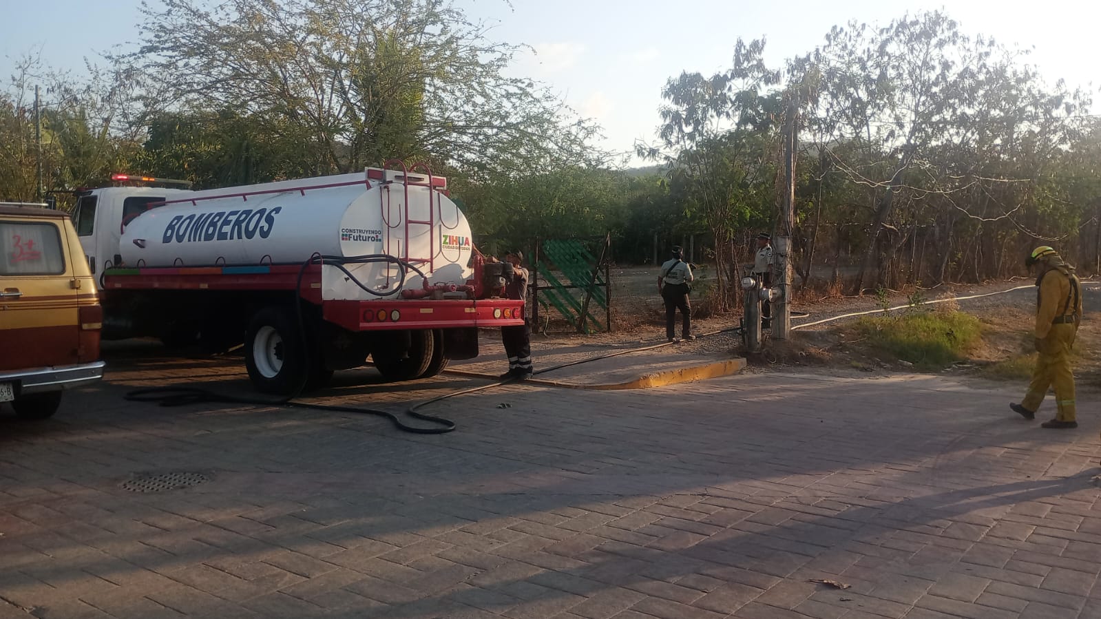 Vecinos controlan incendio provocado en Las Salinas; señalan a personas en situación de calle como responsables