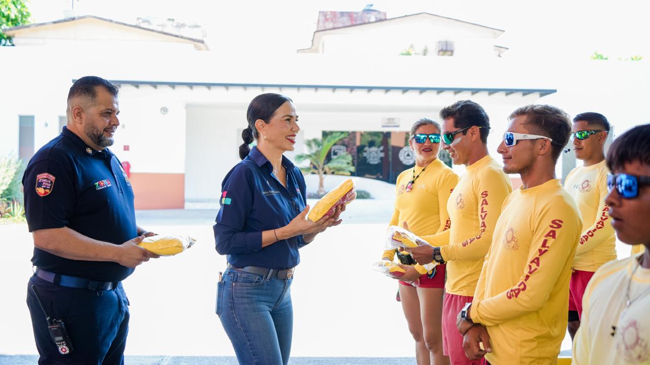 Lizette Tapia Castro refuerza con vehículos y uniformes a Protección Civil