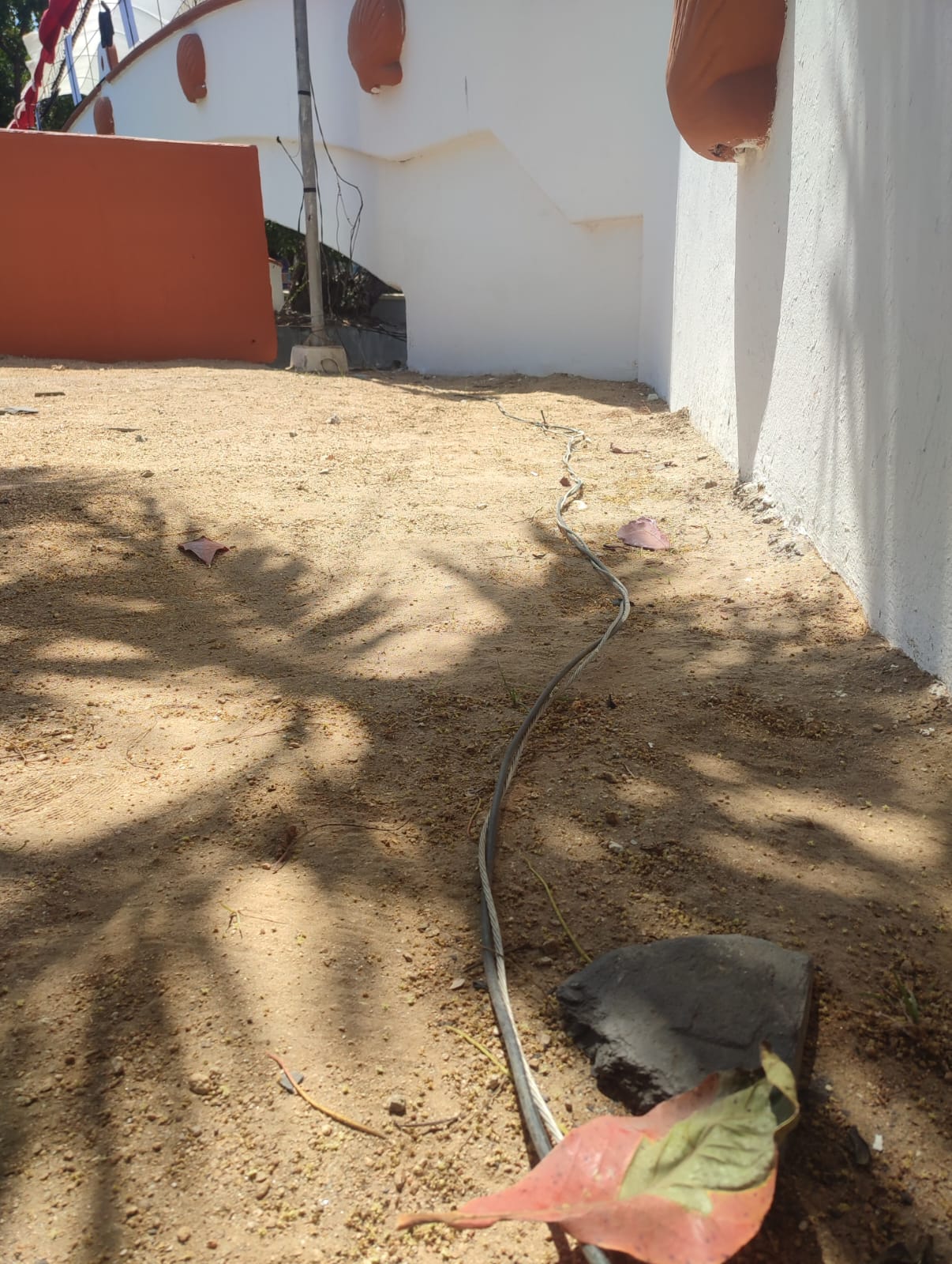 Cableado eléctrico expuesto representa riesgo en Playa Principal de Zihuatanejo