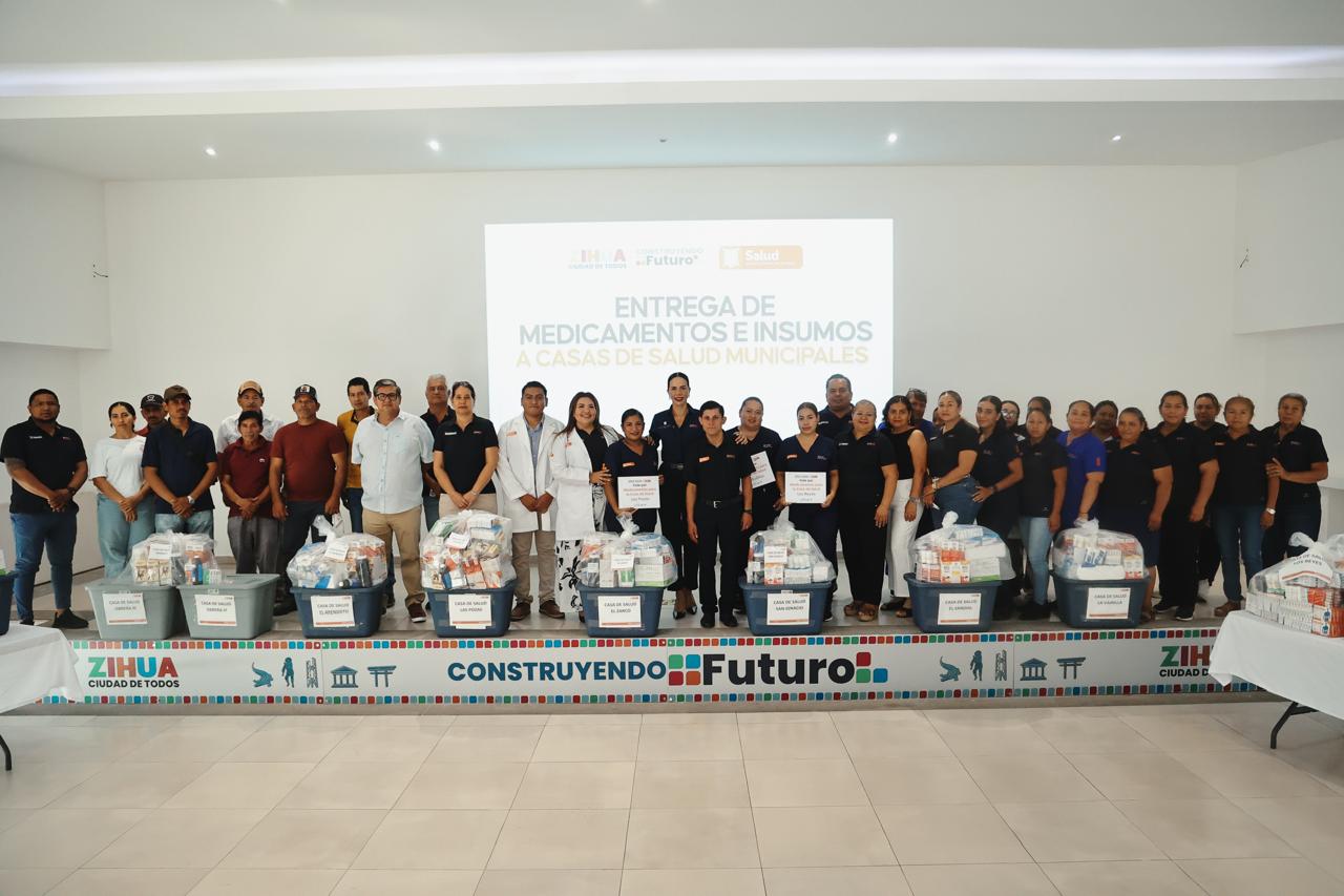 Presidenta Lizette Tapia Castro entrega medicamentos para reforzar atención en 15 Casas de Salud