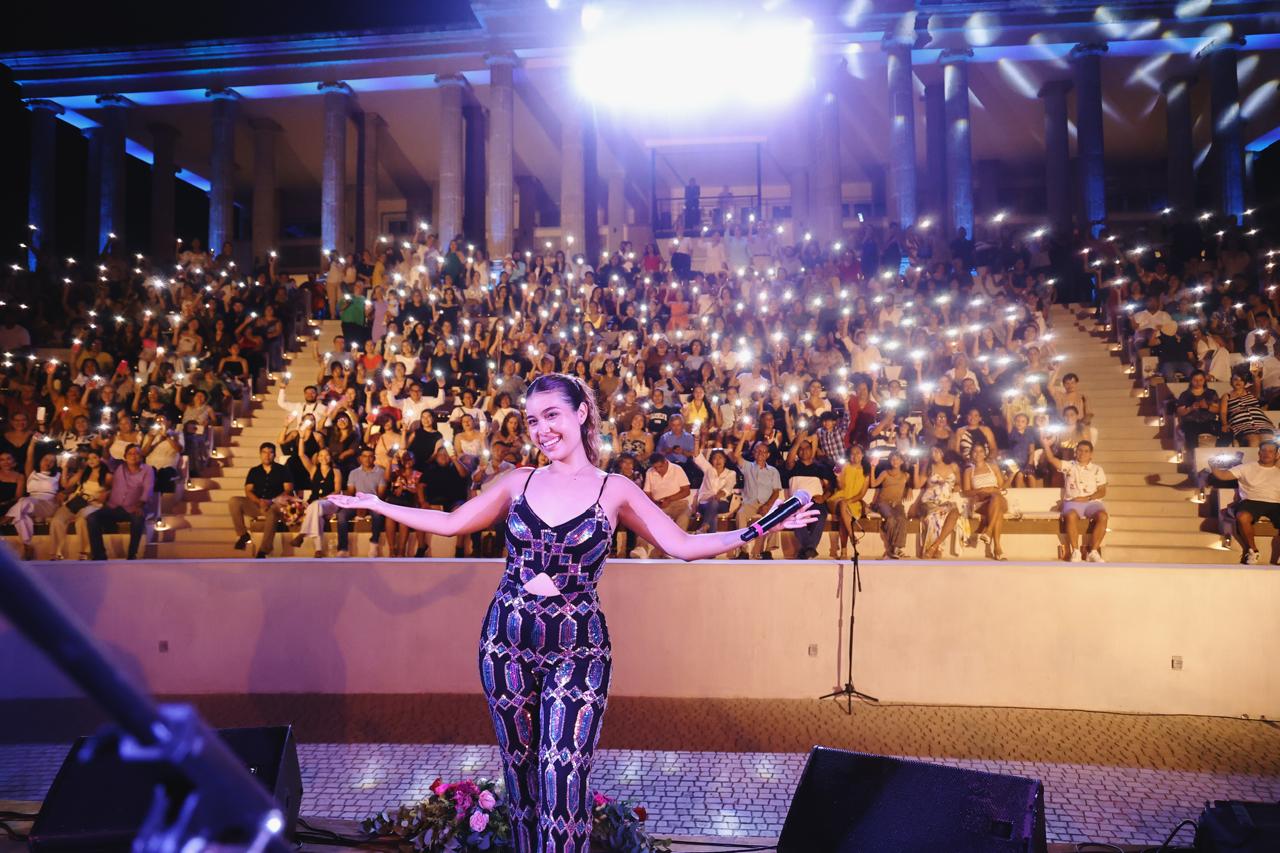 Noche de magia y calidad artística con la espectacular presentación de Isaveli Laina en el Partenón