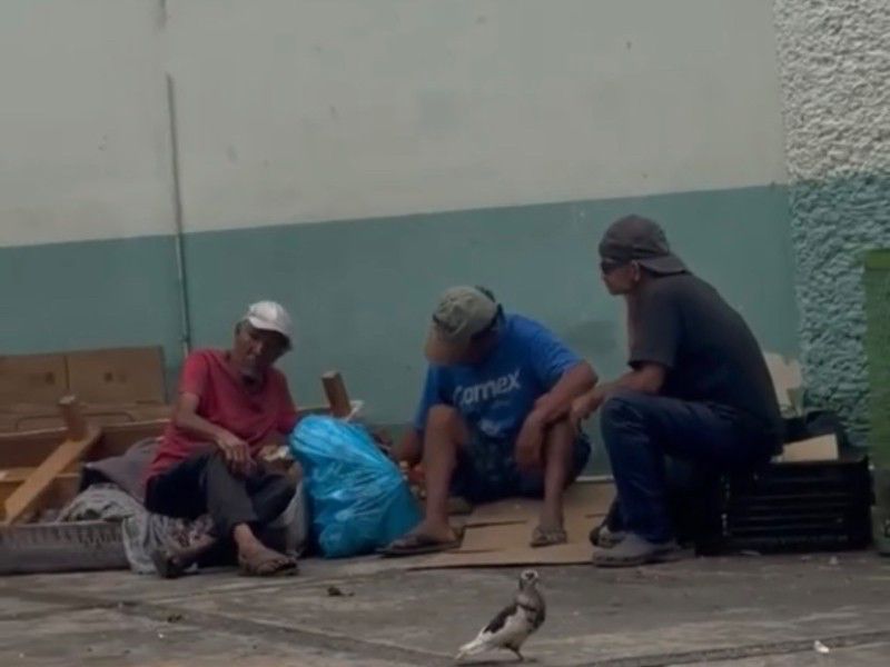 Indigentes borrachos alteran el orden afuera del Hospital General