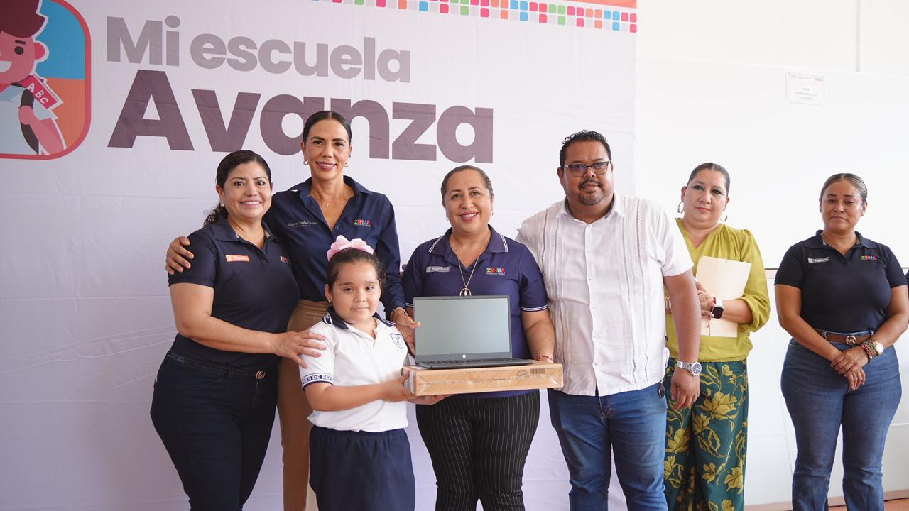 Presidenta Lizette Tapia Castro entrega más apoyos subsidiados en beneficio de varias escuelas