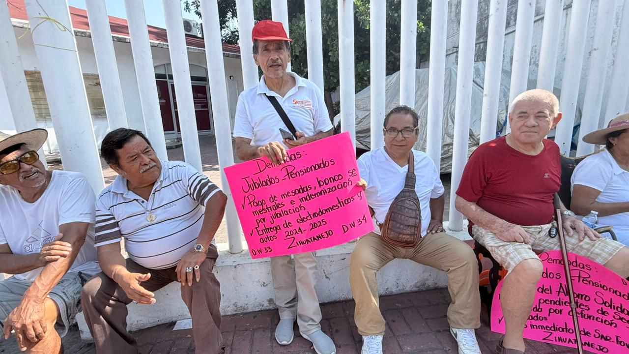 Maestros jubilados y activos protestan en Finanzas para exigir pagos