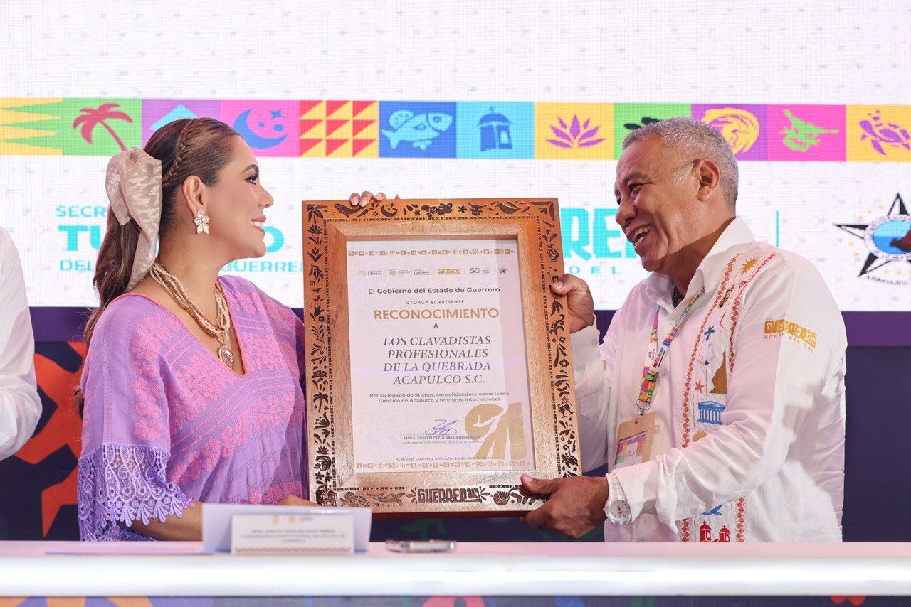 Entrega la gobernadora Evelyn Salgado reconocimiento a los clavadistas de La Quebrada por más de nueve décadas de tradición turística