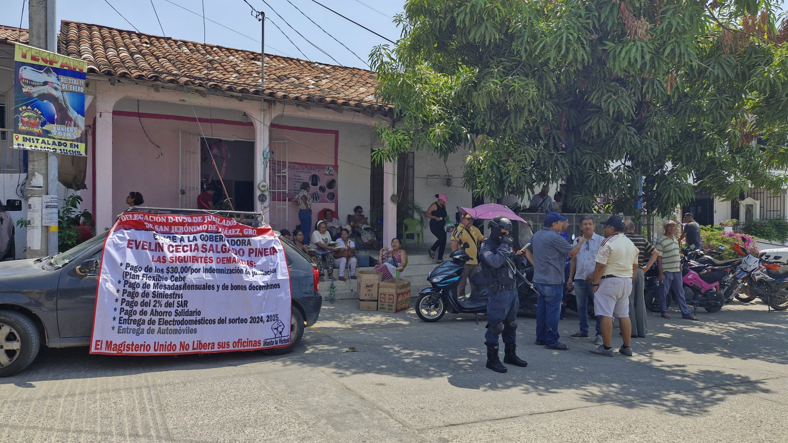 Maestros jubilados toman oficinas de Finanzas en Tecpan para exigir pagos pendientes