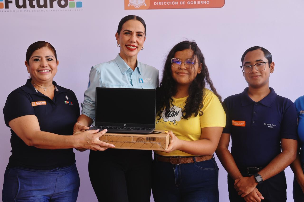 Presidenta Lizette Tapia Castro entrega las primeras 50 laptops subsidiadas a estudiantes de Zihuatanejo