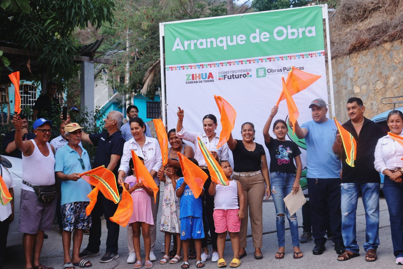 Familias de la colonia La Laja agradecen a la presidenta Lizette Tapia Castro el inicio de la construcción de un espacio público