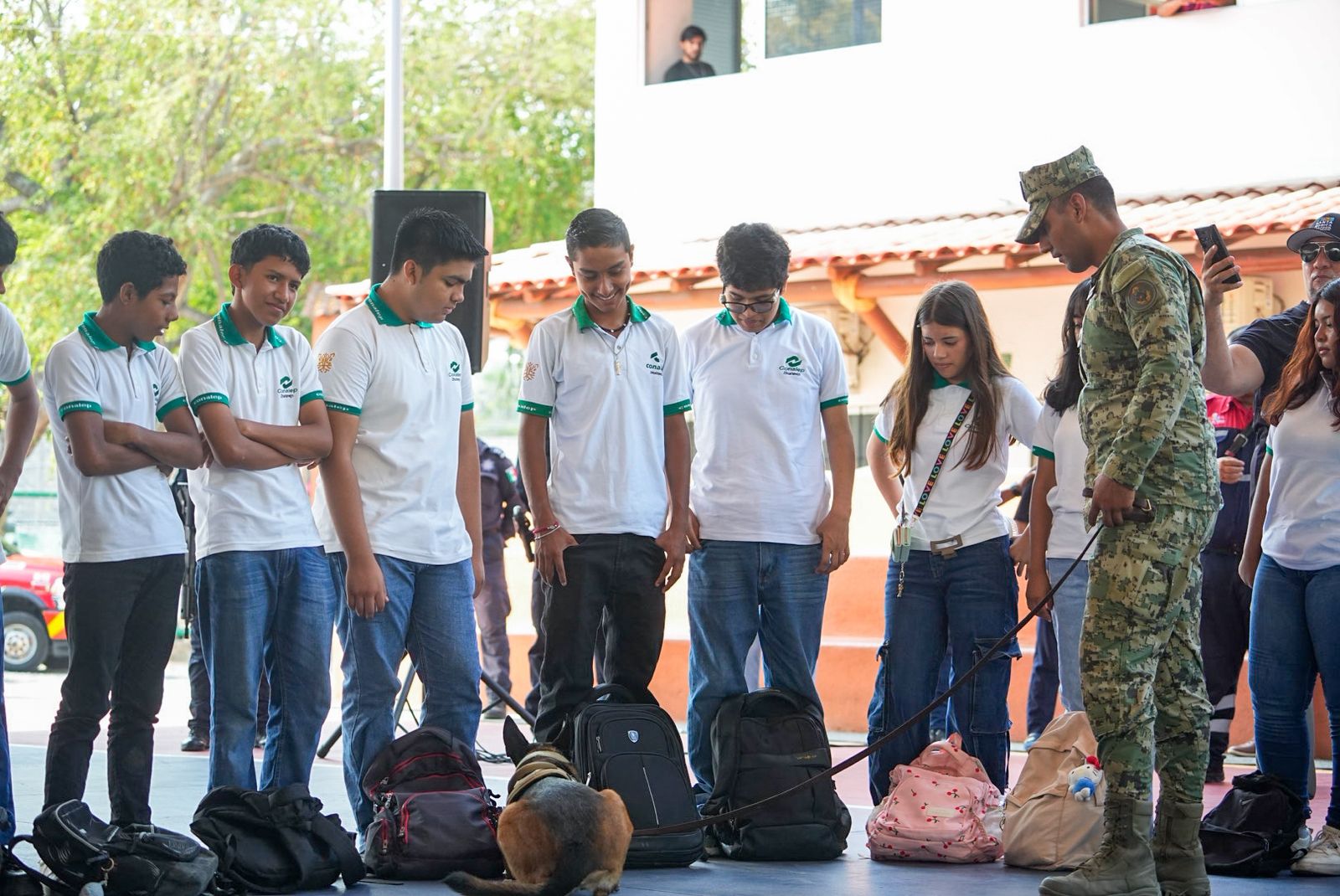 Programa del gobierno de Zihuatanejo “Un Día con el Policía” atrae a estudiantes de secundaria y medio superior