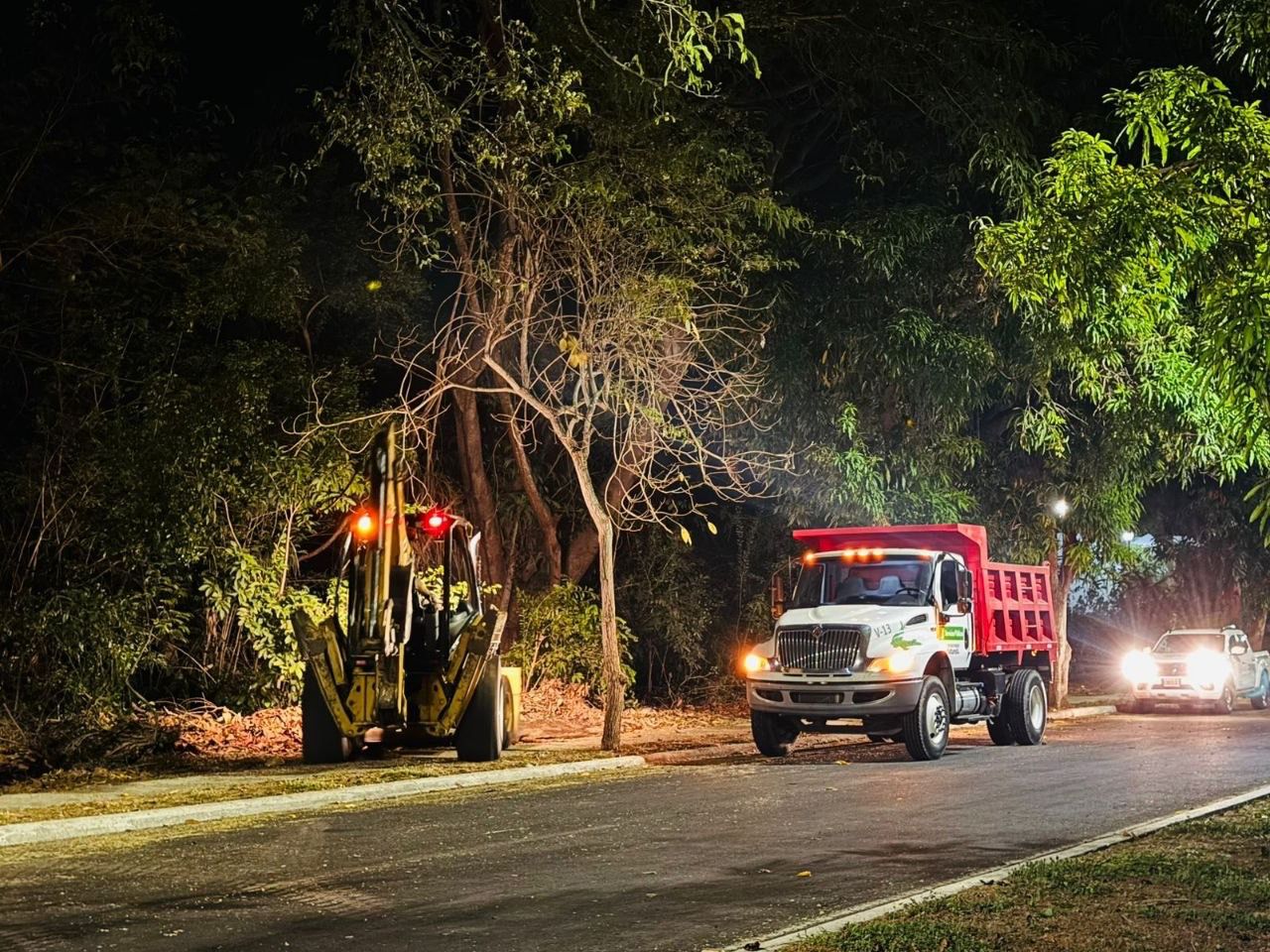 Dirección de Servicios Públicos realiza trabajos de limpieza y mantenimiento en la zona hotelera de Ixtapa