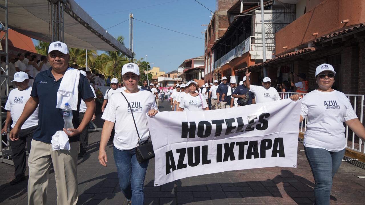 El desfile del 1 de mayo fue encabezado por la alcaldesa Liz Tapia Castro