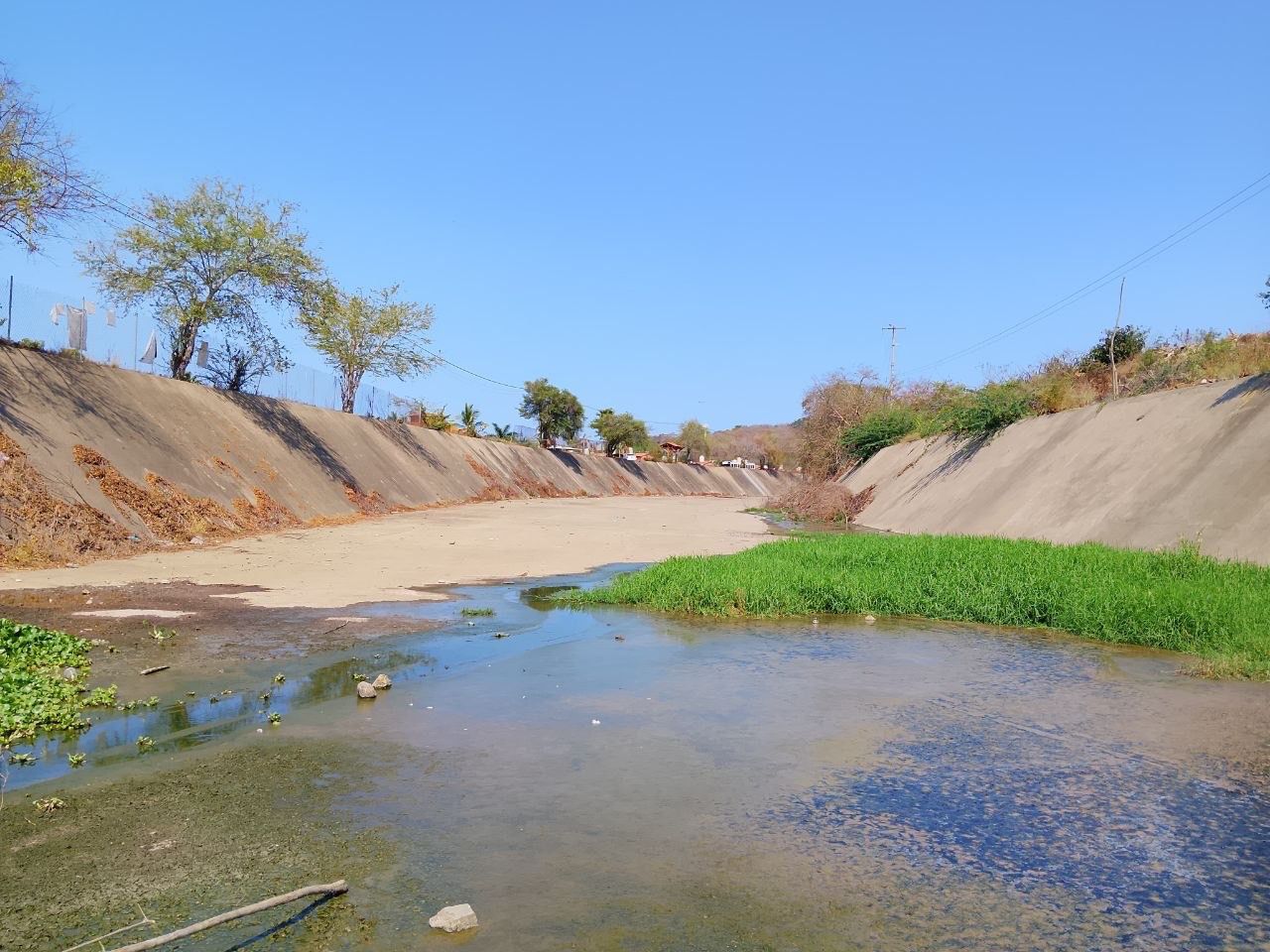 Gobierno de Zihuatanejo intensifica limpieza de canales ante temporada de lluvias