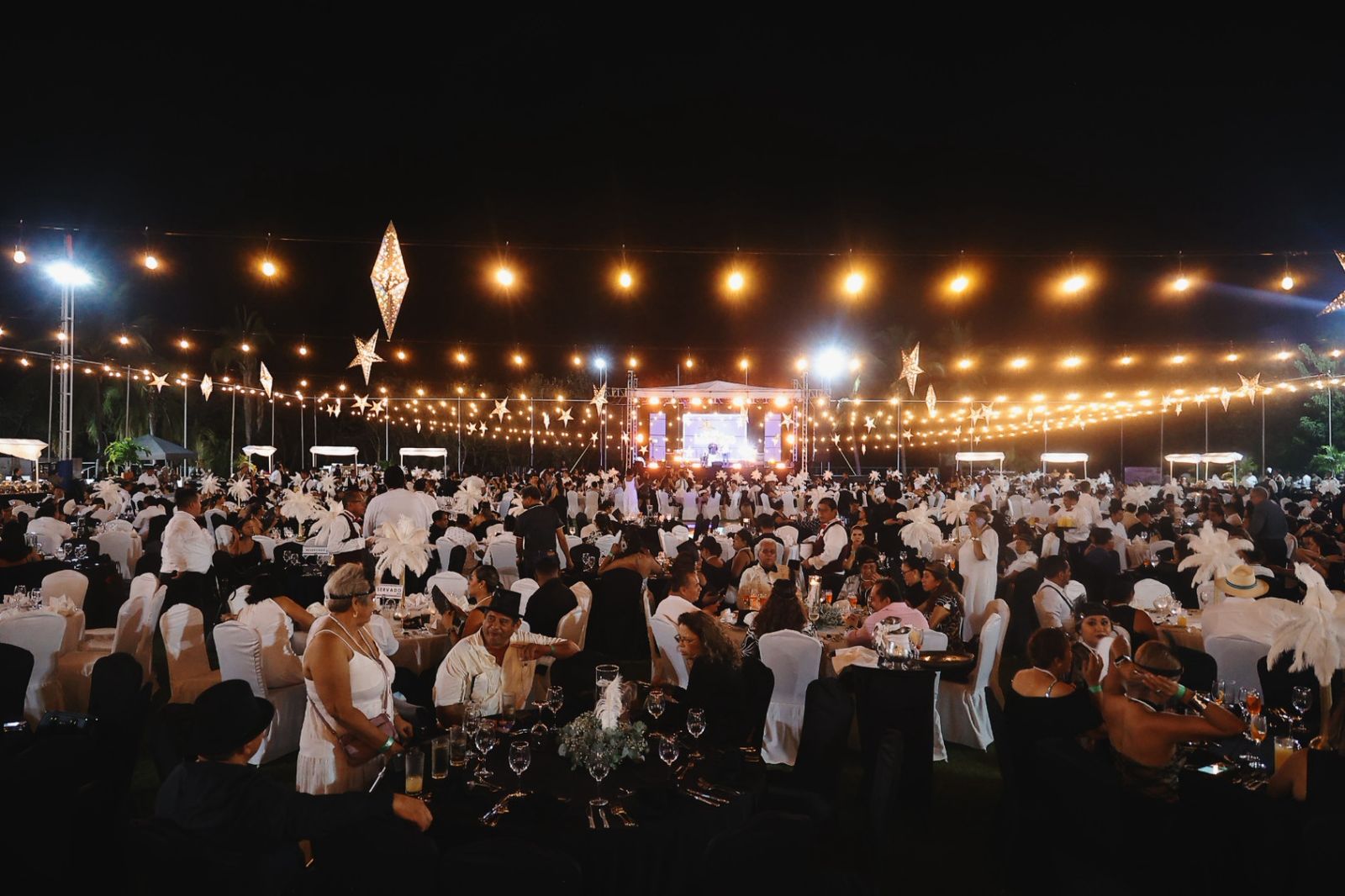 El Gobierno de Zihuatanejo festejó a maestras y maestros en su día