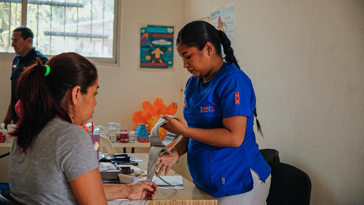 Brigadas de salud del Gobierno de Zihuatanejo atienden comunidades de la sierra