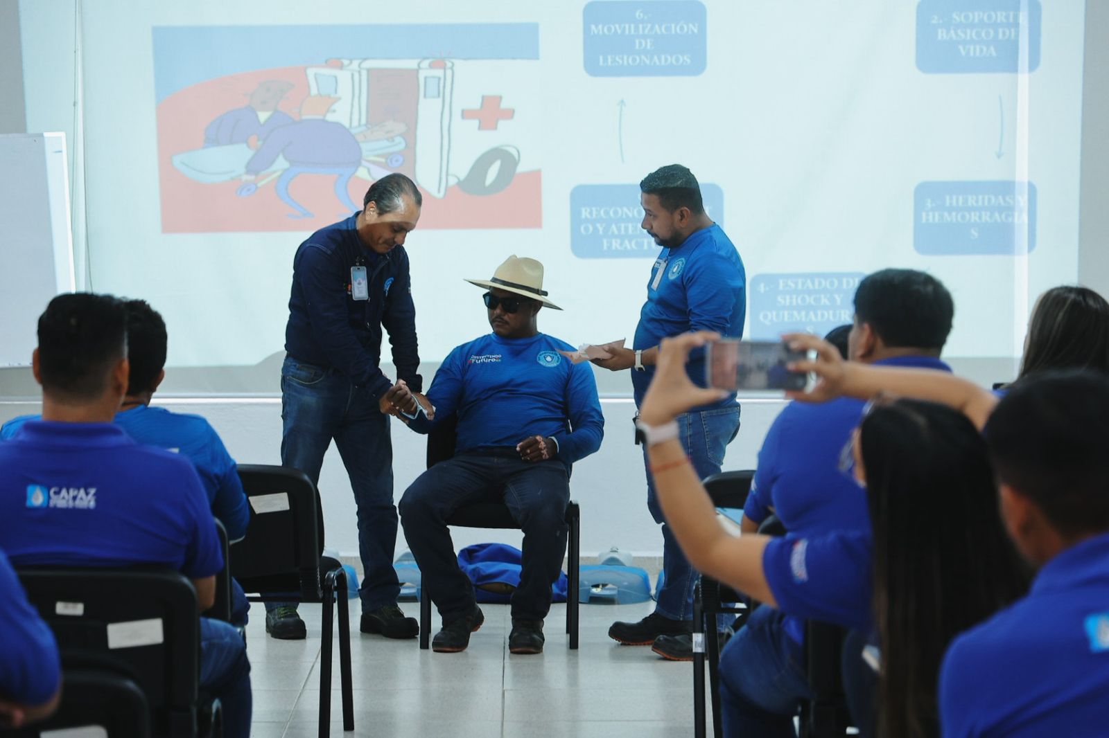 Capacitan a personal de CAPAZ en primeros auxilios y atención de emergencias