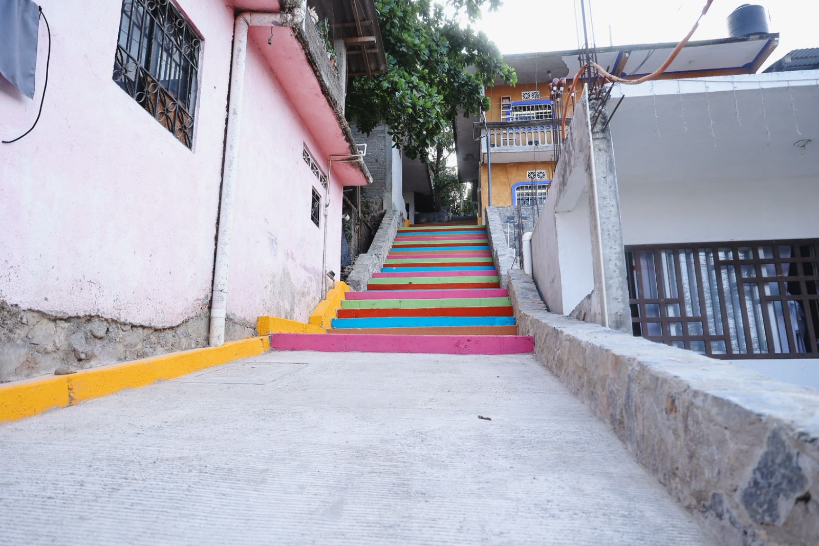 Presidenta Liz Tapia inaugura dos andadores en la colonia Paraíso Limón