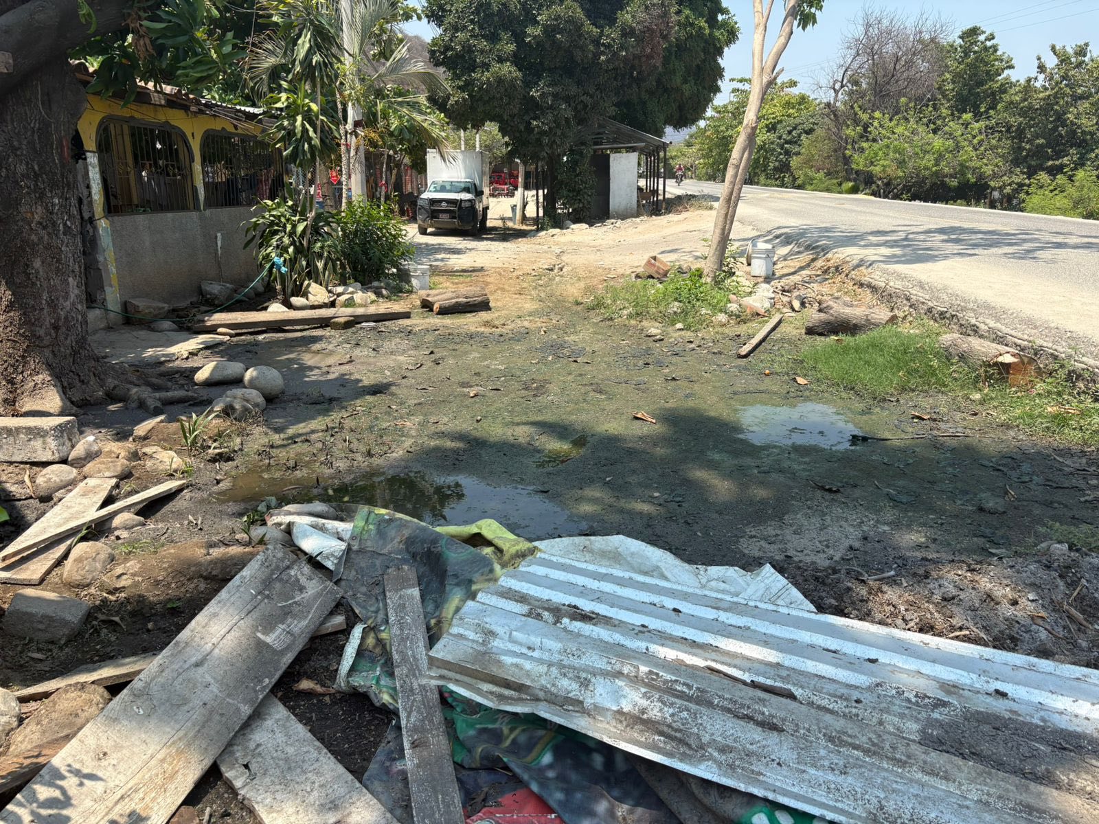 Denuncian vecinos de Nuxco escurrimiento de aguas negras en vía principal